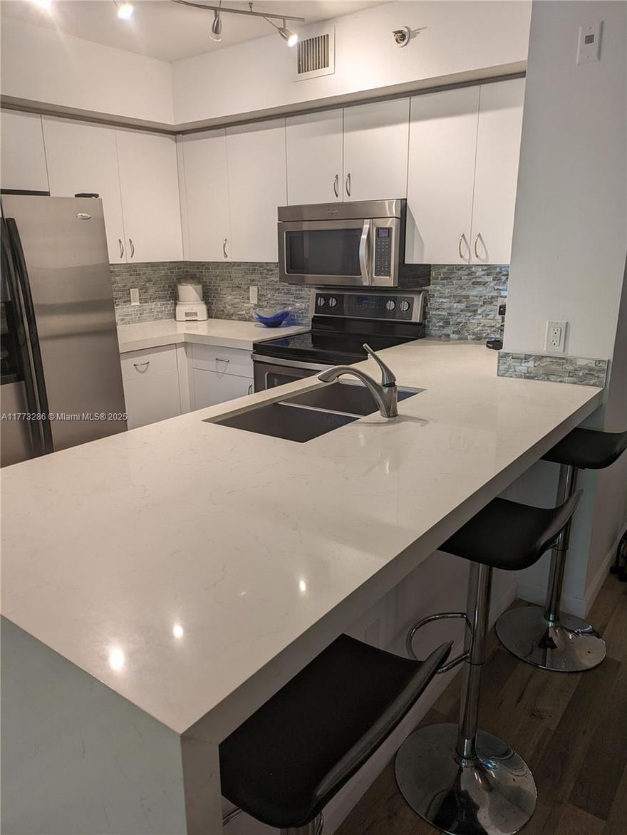 Beautiful modern split 2/2 floor plan at the Yacht Club. Walk to the Beach and Aventura Mall. Resort style living in the heart of Aventura. 24 Hr. security at the gate and Security Patrol. Marina, Heated Pool, Hot tub, Tennis, Gym, Business Center, BBQ area, Racket Ball. Great Place to live or for the International Investor as the City of Aventura and the Complex allow short term rentals (Min. 7 days). Owner Agent. Lowest Maintenance fees in Aventura

Please call Listing Agent to show do not send Show request, Unit is currently Rented.