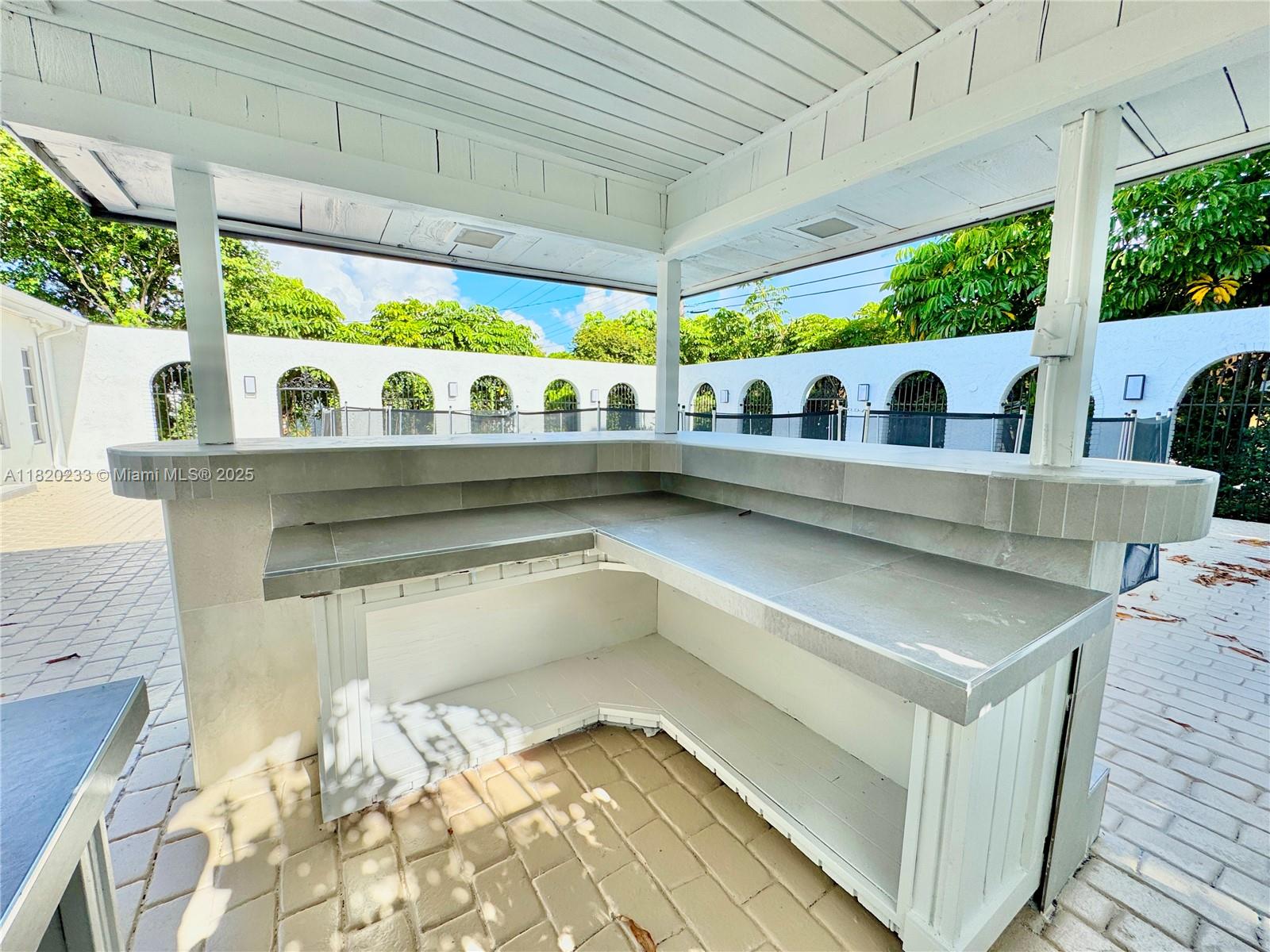 HOLLYWOOD HILLS - Residential Lease