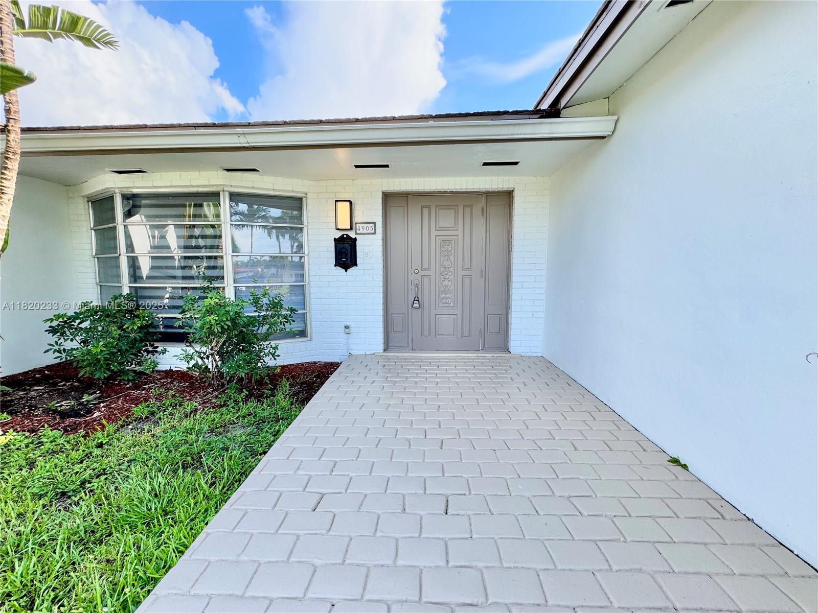 HOLLYWOOD HILLS - Residential Lease