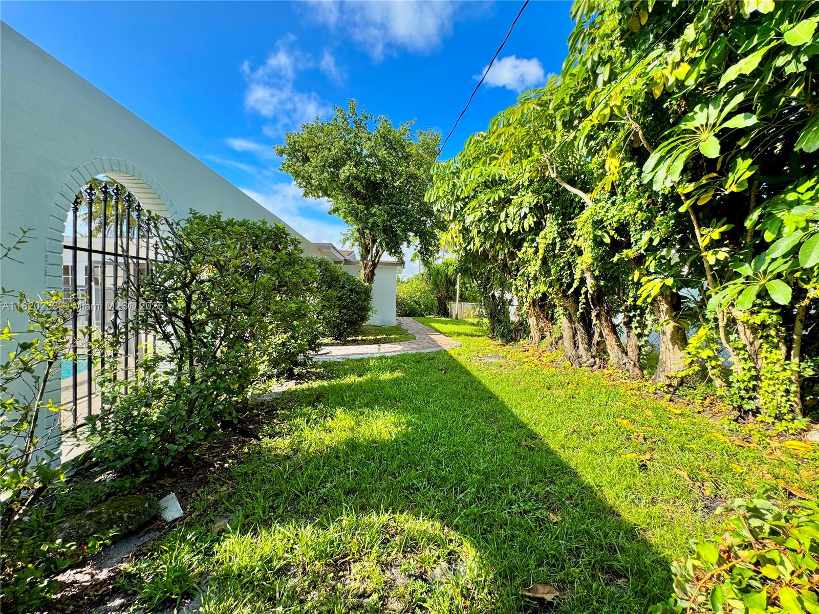 HOLLYWOOD HILLS - Residential Lease