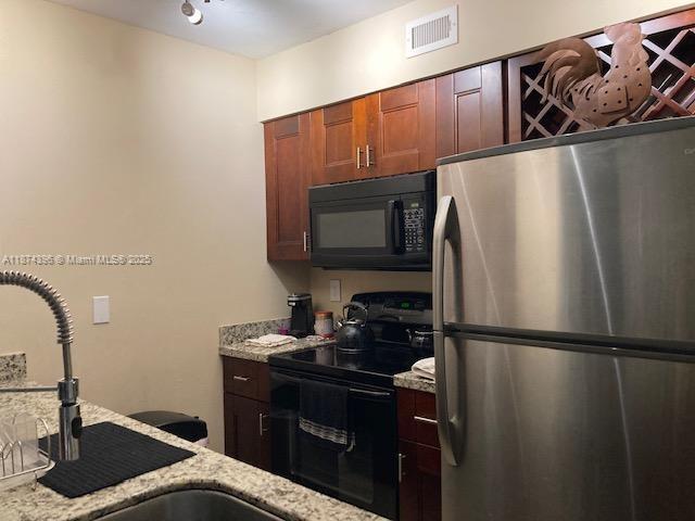 Beautiful apartment !Great view of the pool and water ! updade Kitchen w granite counters, Washer & Dryer in the unit .Clubhouse , pools fitness center , 20 minutes from the beach , and 10 minutes fron Donw town Fort Lauderdalle and Airport 24 Hs security