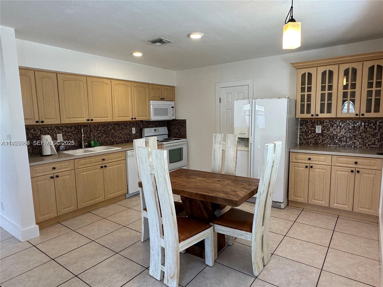 HOLLYWOOD CENTER AMEN PLA - Residential Lease