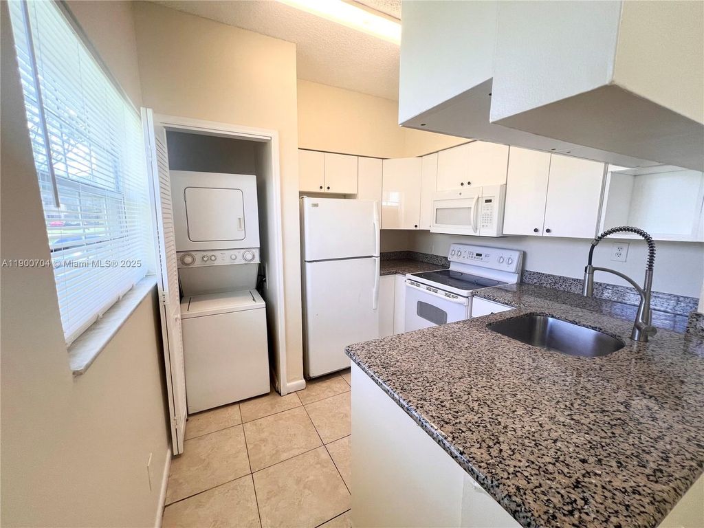 Photo of 731 Cypress Ln #I8, Deerfield Beach, FL 33064 (MLS # A11900704)