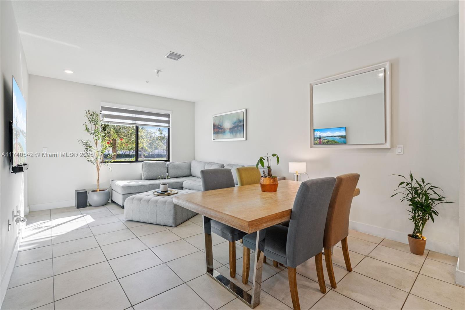 DOWNTOWN DORAL SOUTH PHAS - Residential