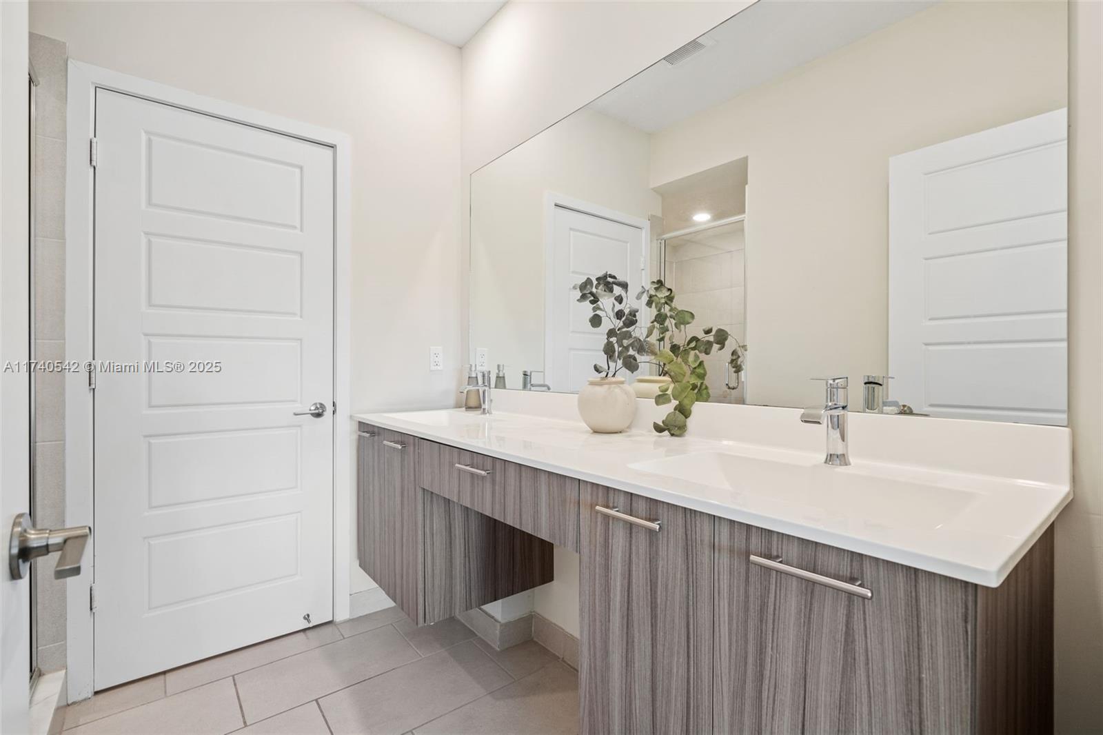 DOWNTOWN DORAL SOUTH PHAS - Residential