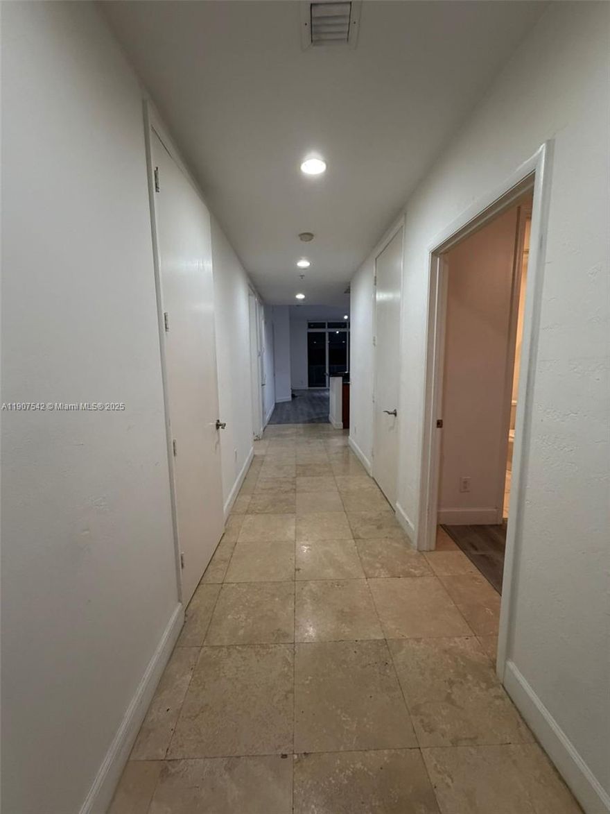This unit is conveniently located on the 1st floor, no need to use or wait for the elevator.
New washer and dryer, new conventional oven.
Great location! Come see it, let’s make a deal!