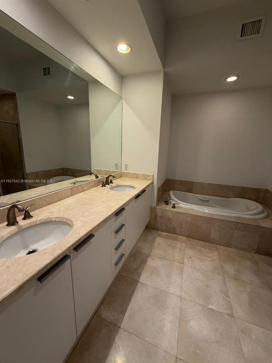 THE OAKS I CONDO - Residential