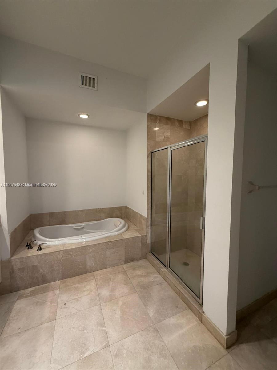 THE OAKS I CONDO - Residential