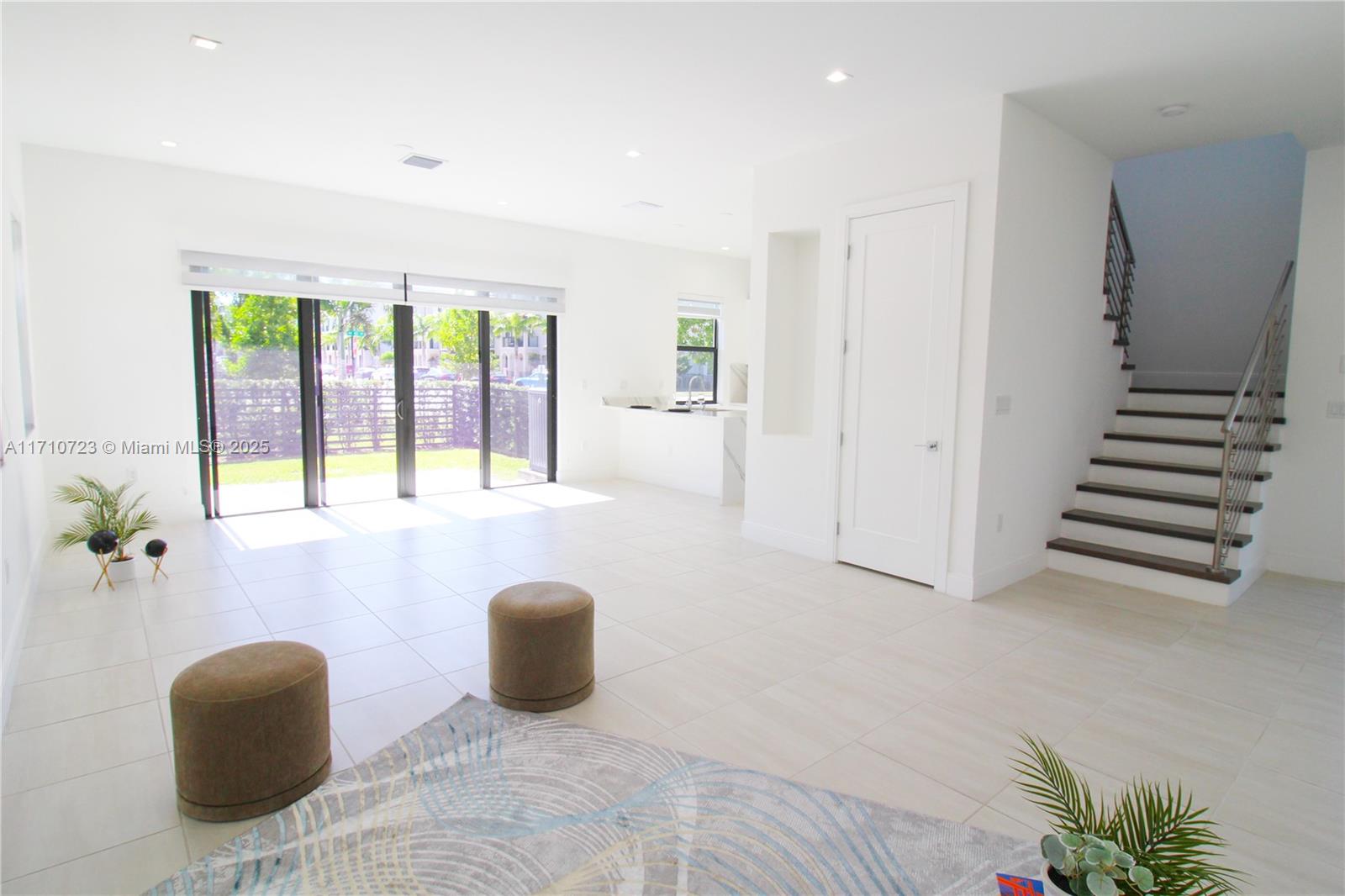 DOWNTOWN DORAL SOUTH PHAS - Residential