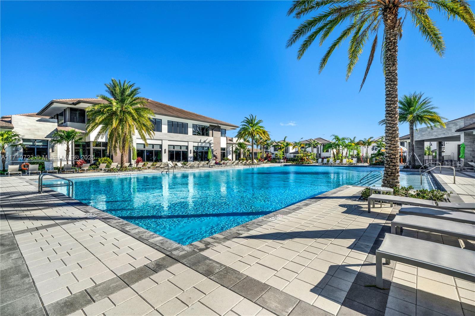 DOWNTOWN DORAL SOUTH PHAS - Residential