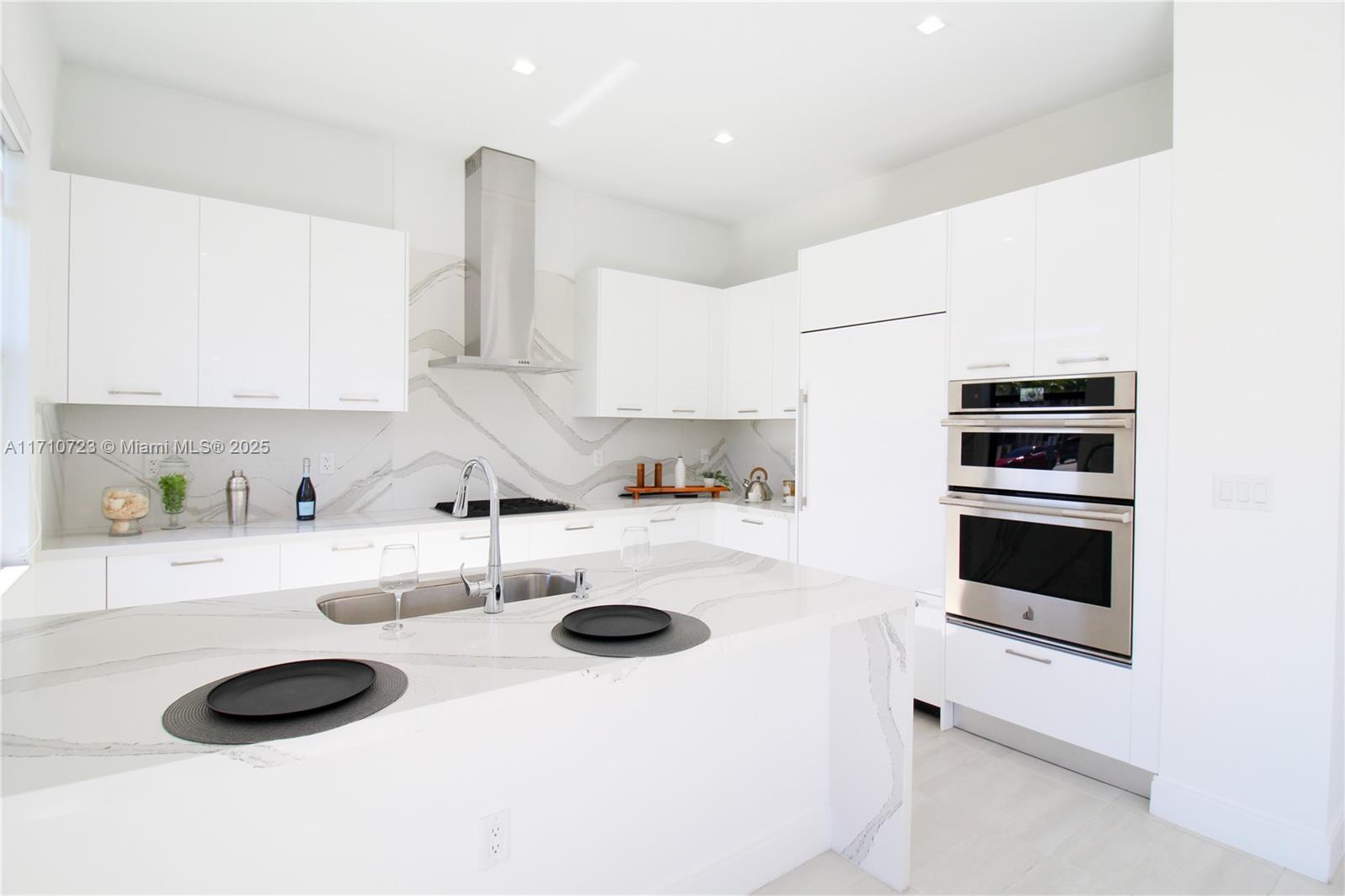 DOWNTOWN DORAL SOUTH PHAS - Residential