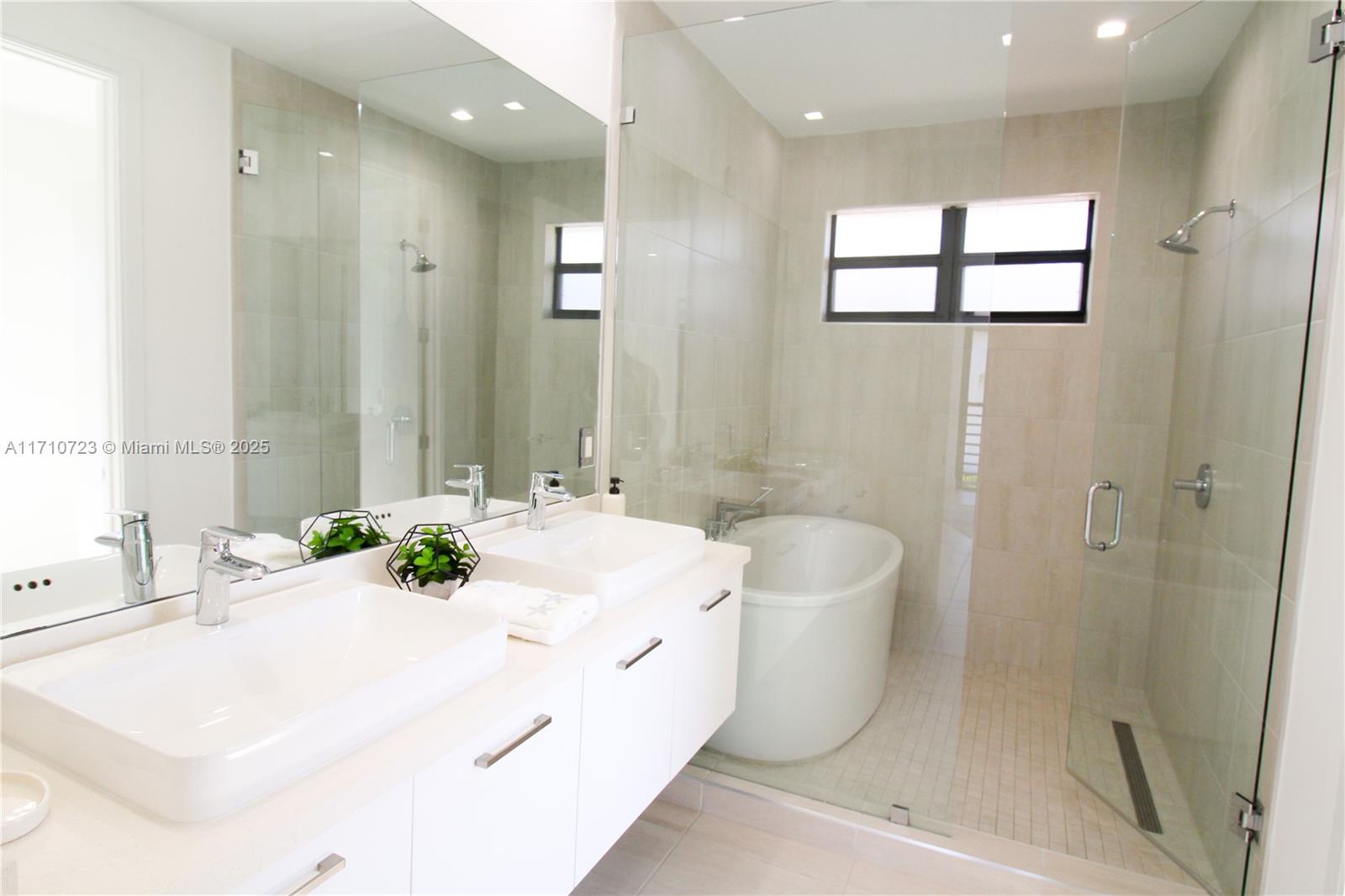 DOWNTOWN DORAL SOUTH PHAS - Residential