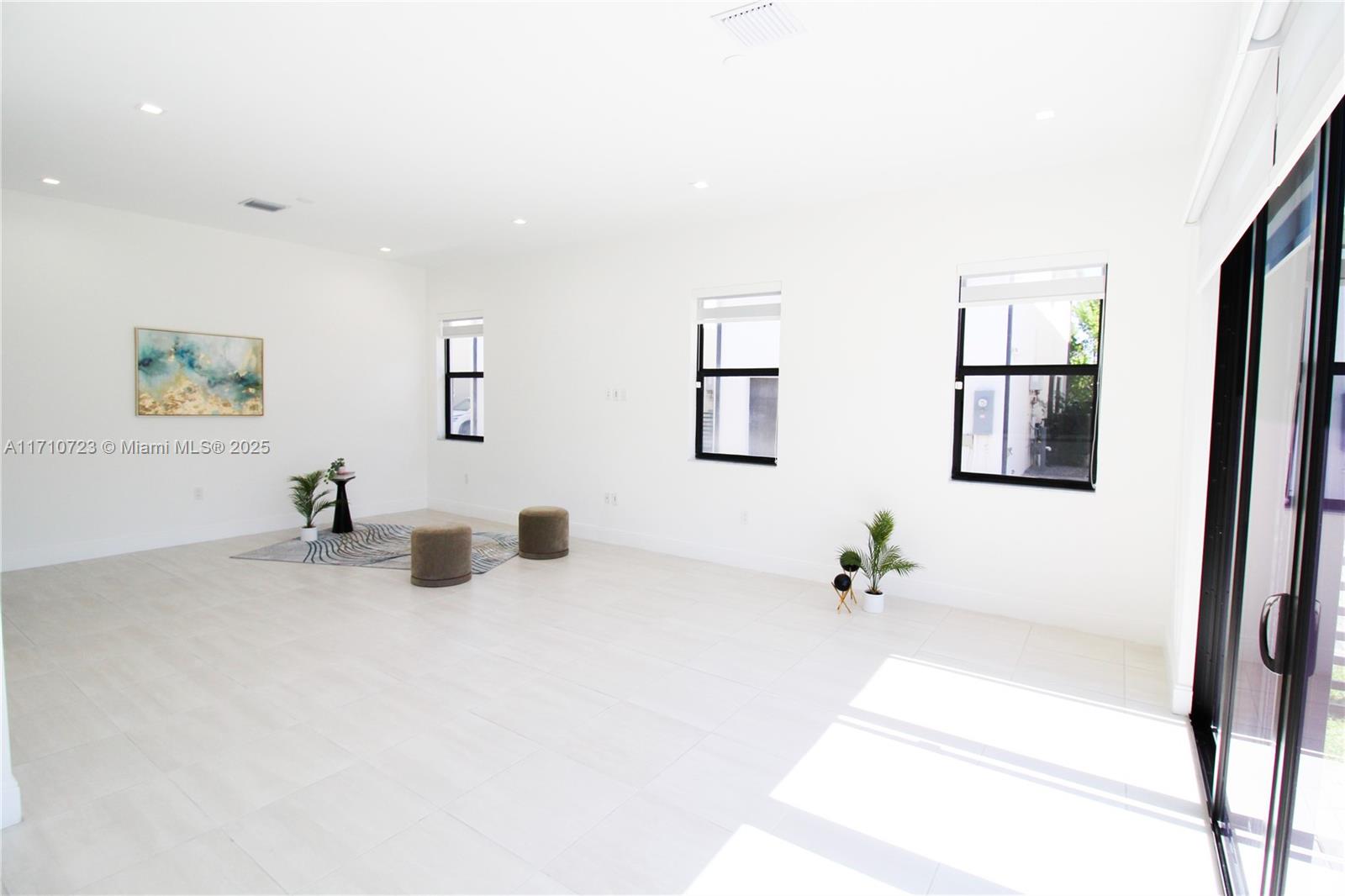 DOWNTOWN DORAL SOUTH PHAS - Residential