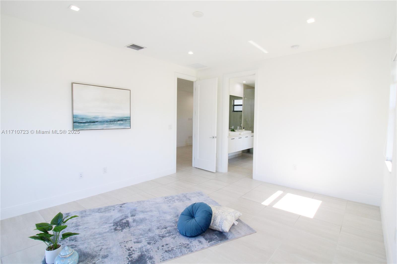 DOWNTOWN DORAL SOUTH PHAS - Residential