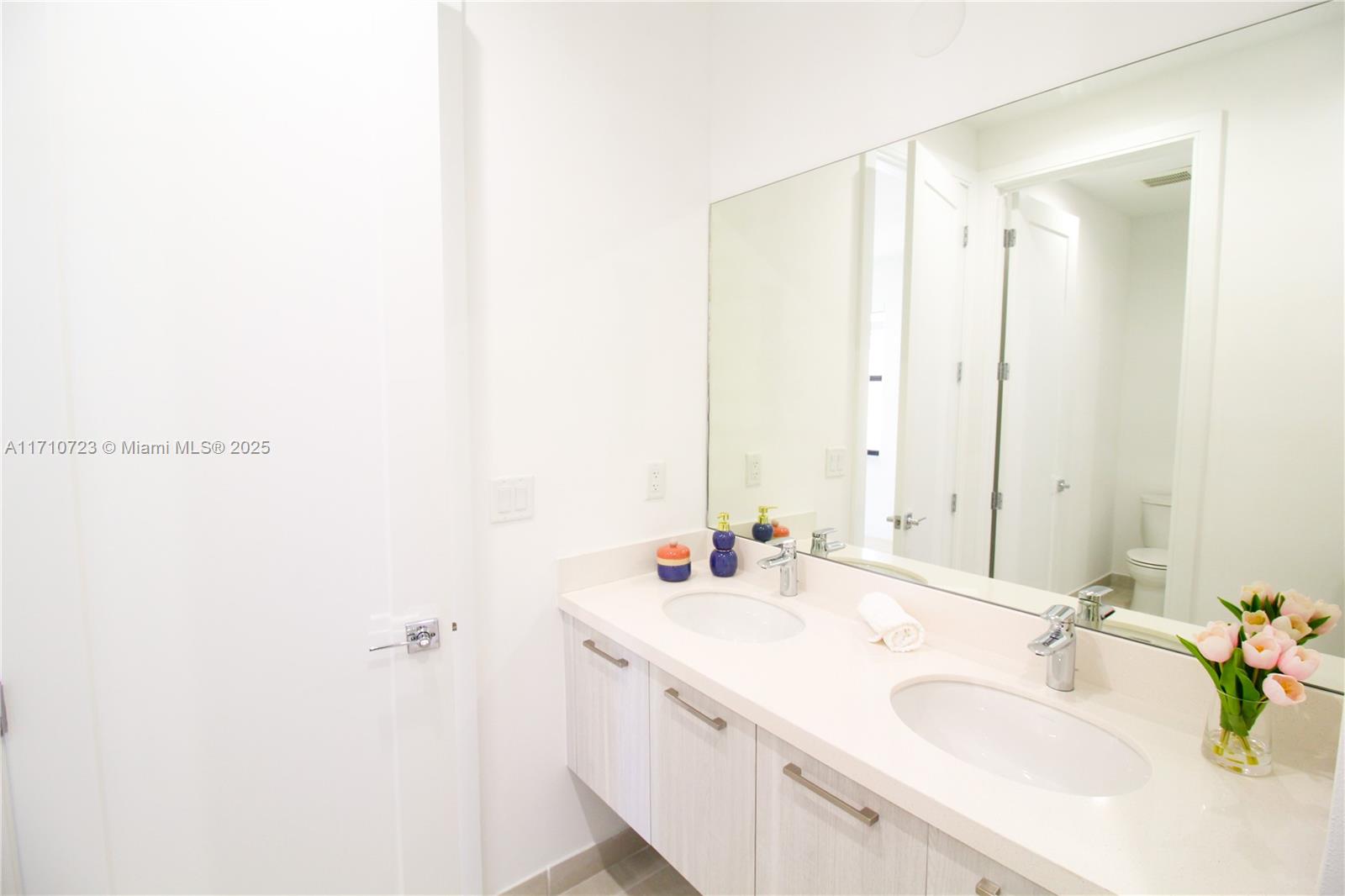 DOWNTOWN DORAL SOUTH PHAS - Residential