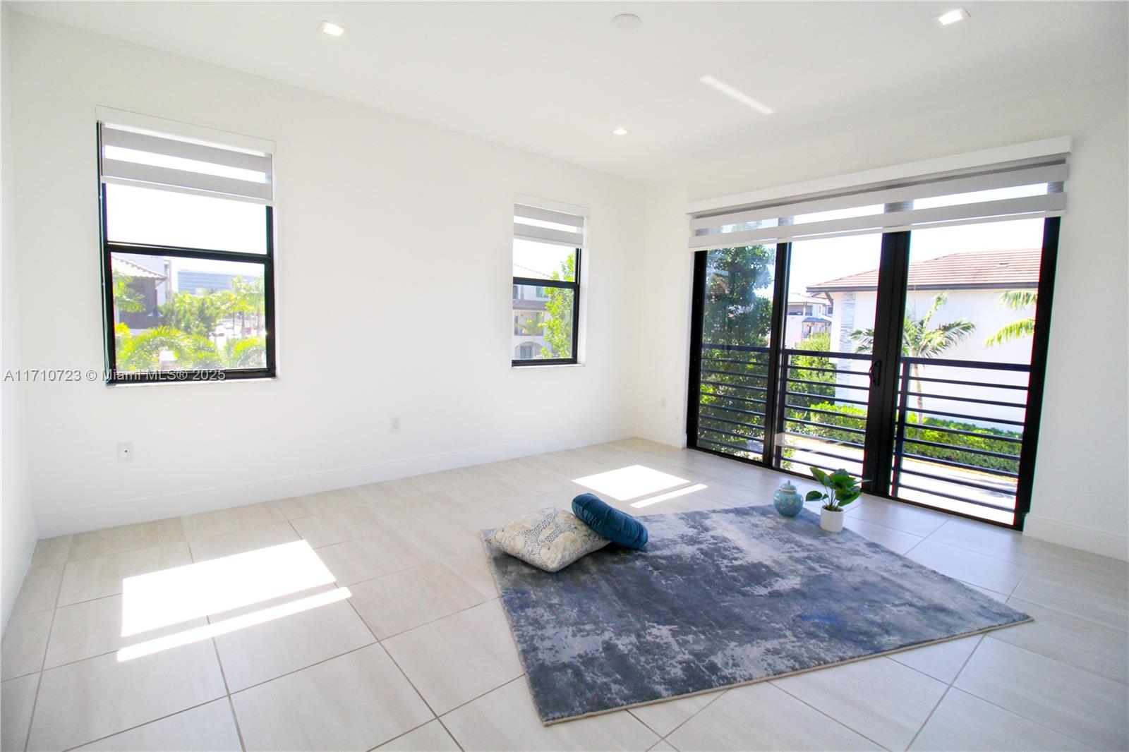 DOWNTOWN DORAL SOUTH PHAS - Residential