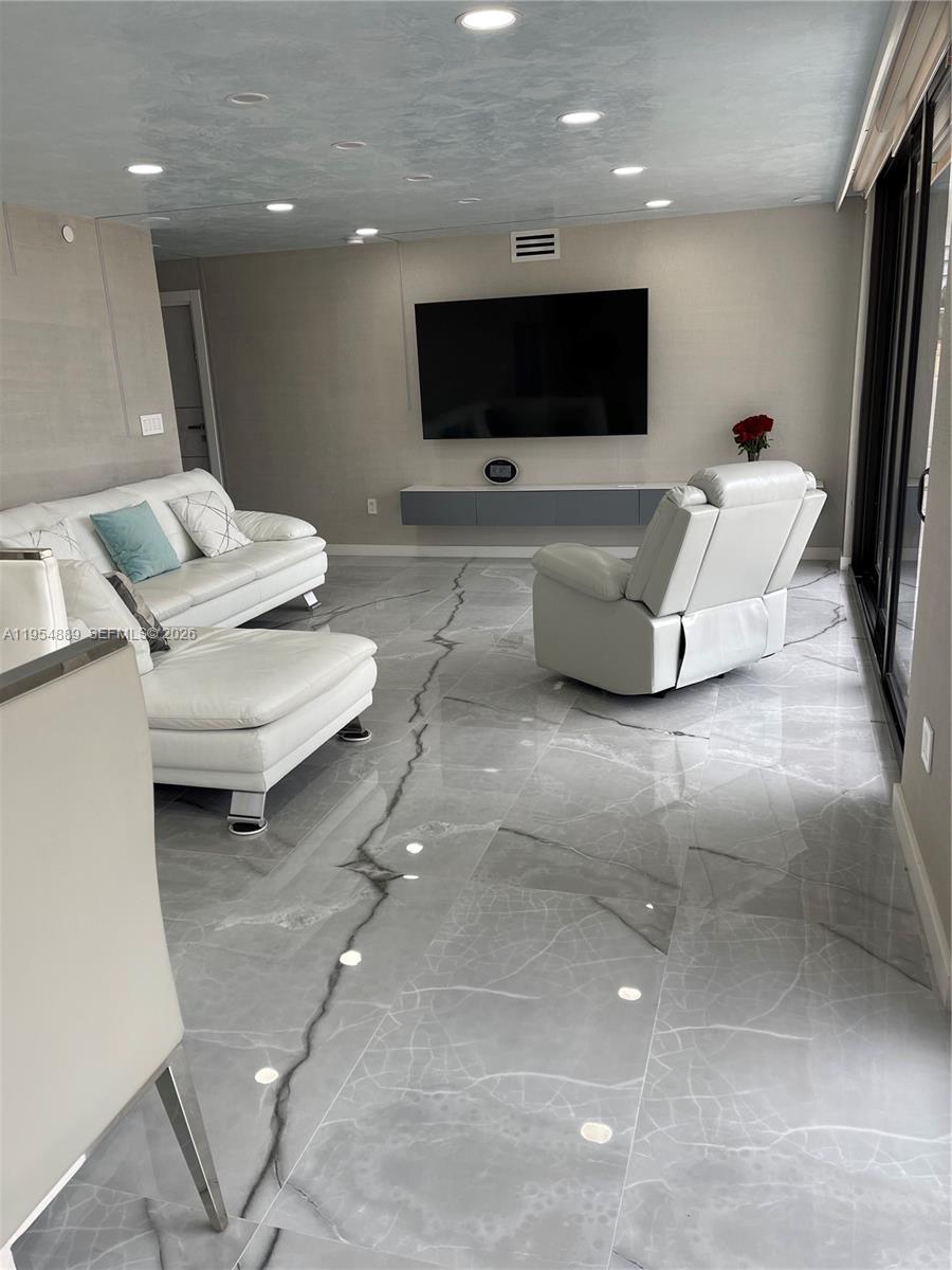 Winston Towers 600 HOA - Residential