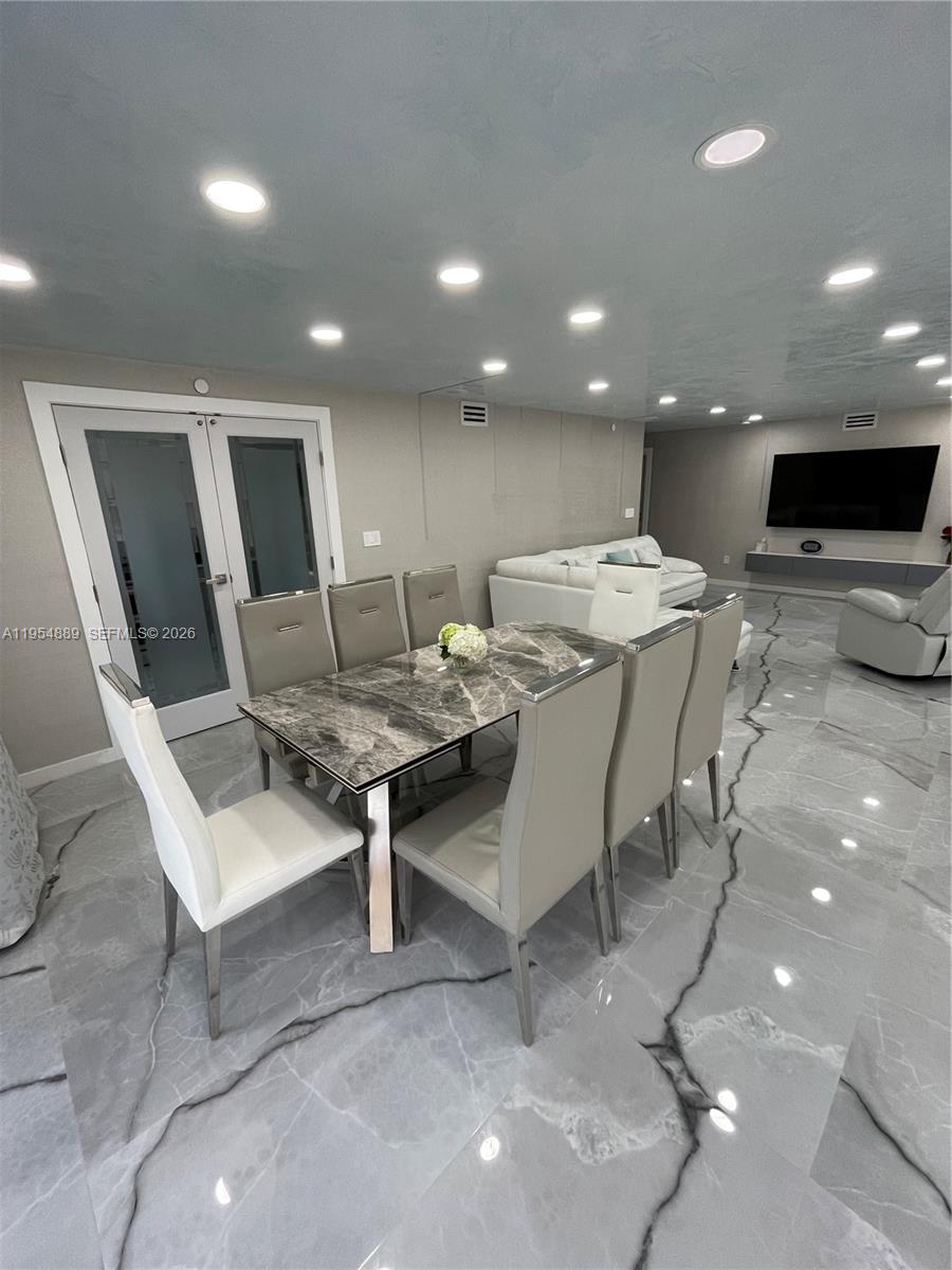 Winston Towers 600 HOA - Residential