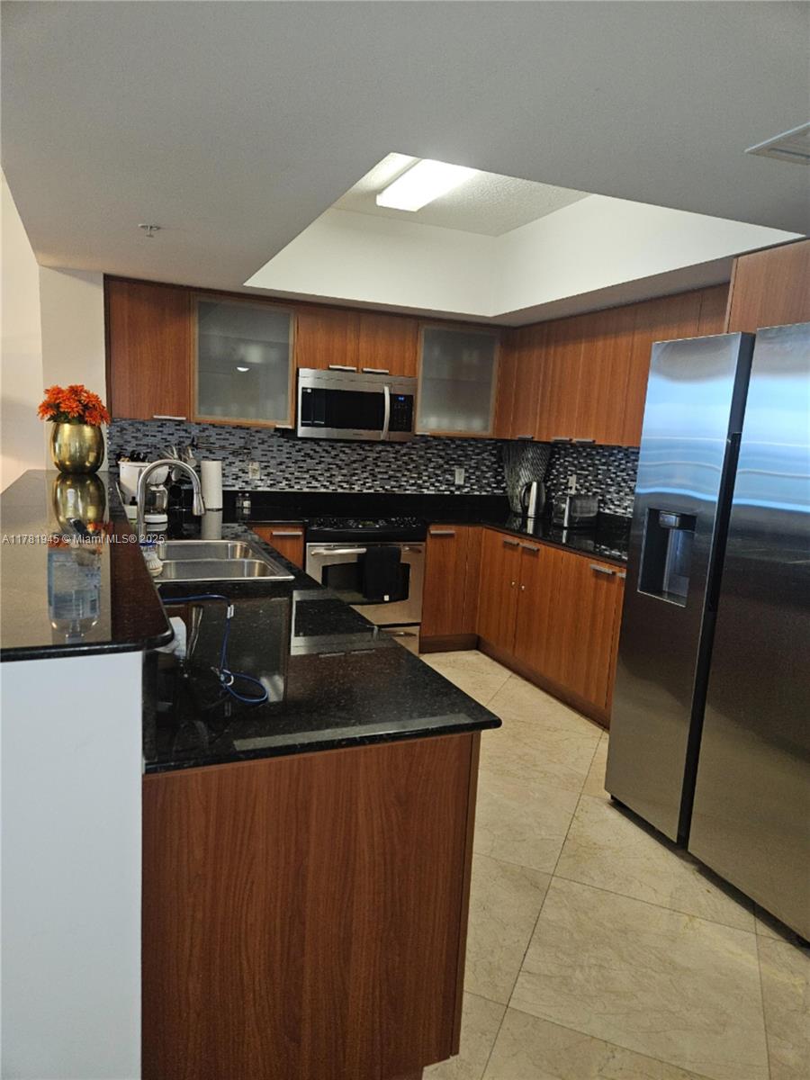 LA PERLA CONDO - Residential Lease