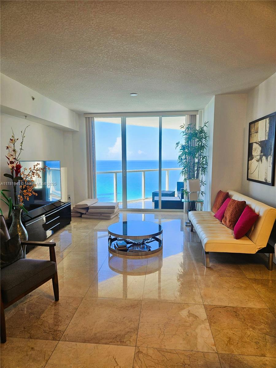 LA PERLA CONDO - Residential Lease