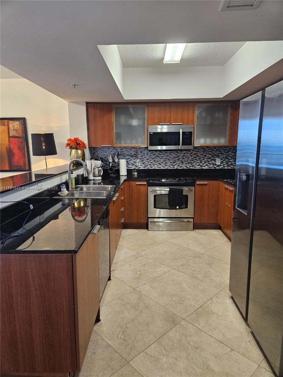 LA PERLA CONDO - Residential Lease