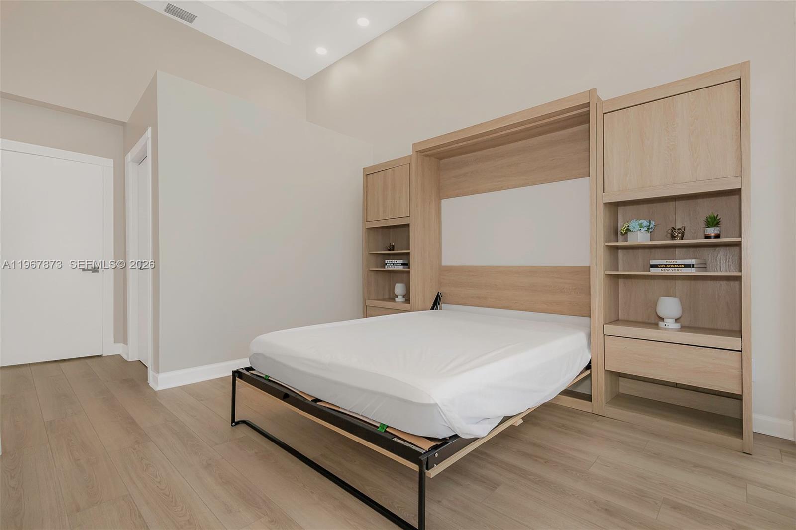 HOLLYWOOD LAKES COUNTRY C - Residential