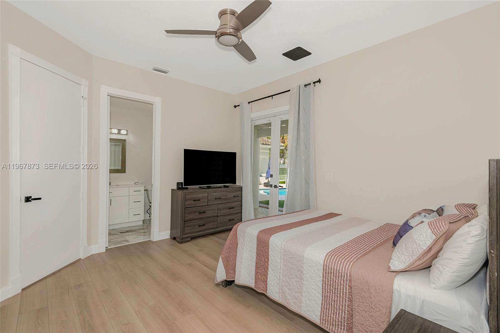 HOLLYWOOD LAKES COUNTRY C - Residential