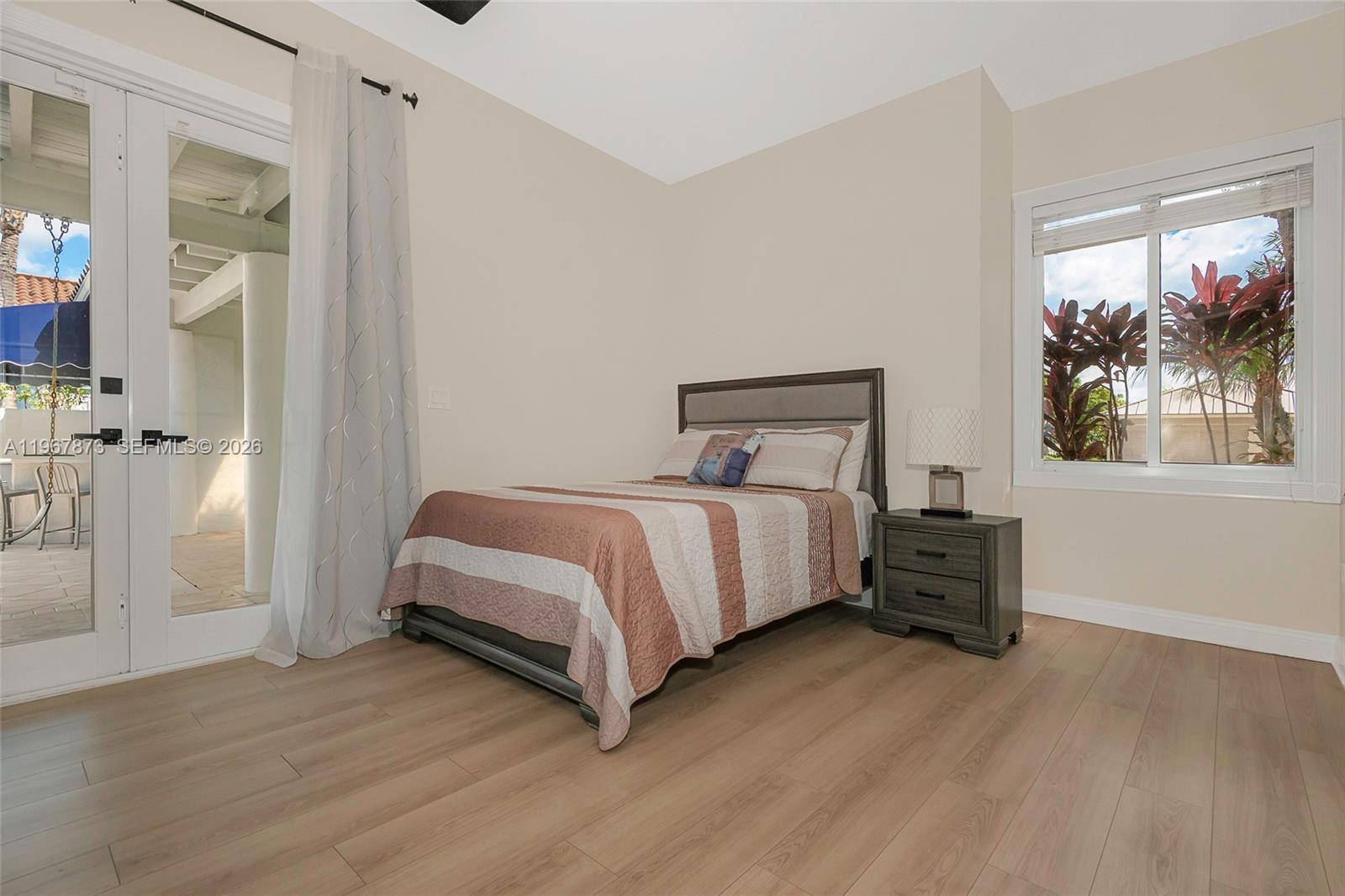 HOLLYWOOD LAKES COUNTRY C - Residential