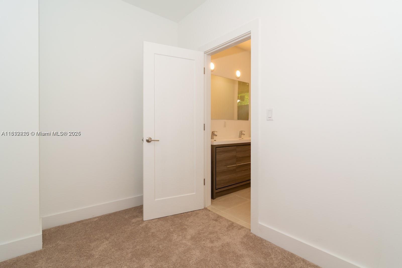 OAKS PLACE - Residential