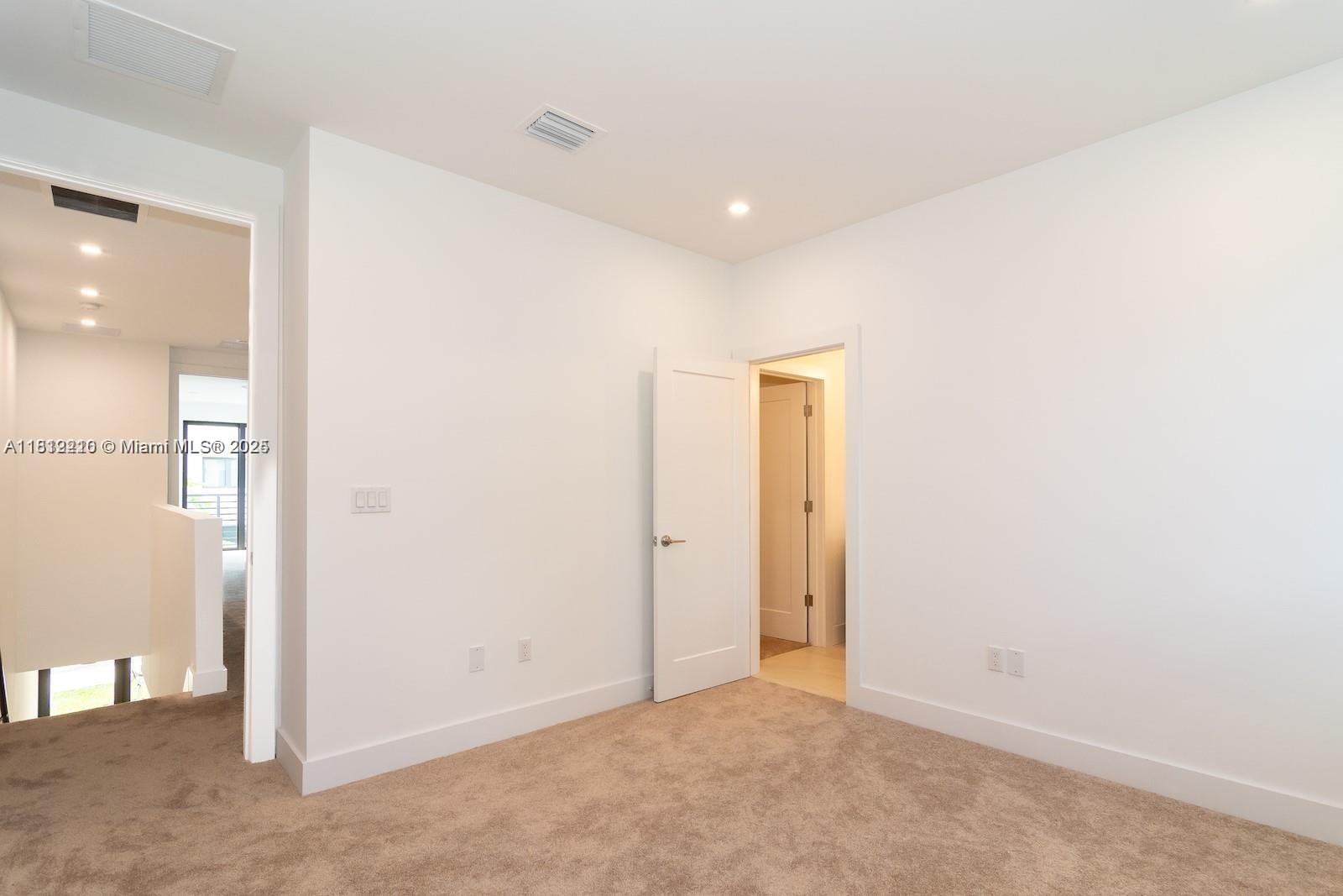 OAKS PLACE - Residential