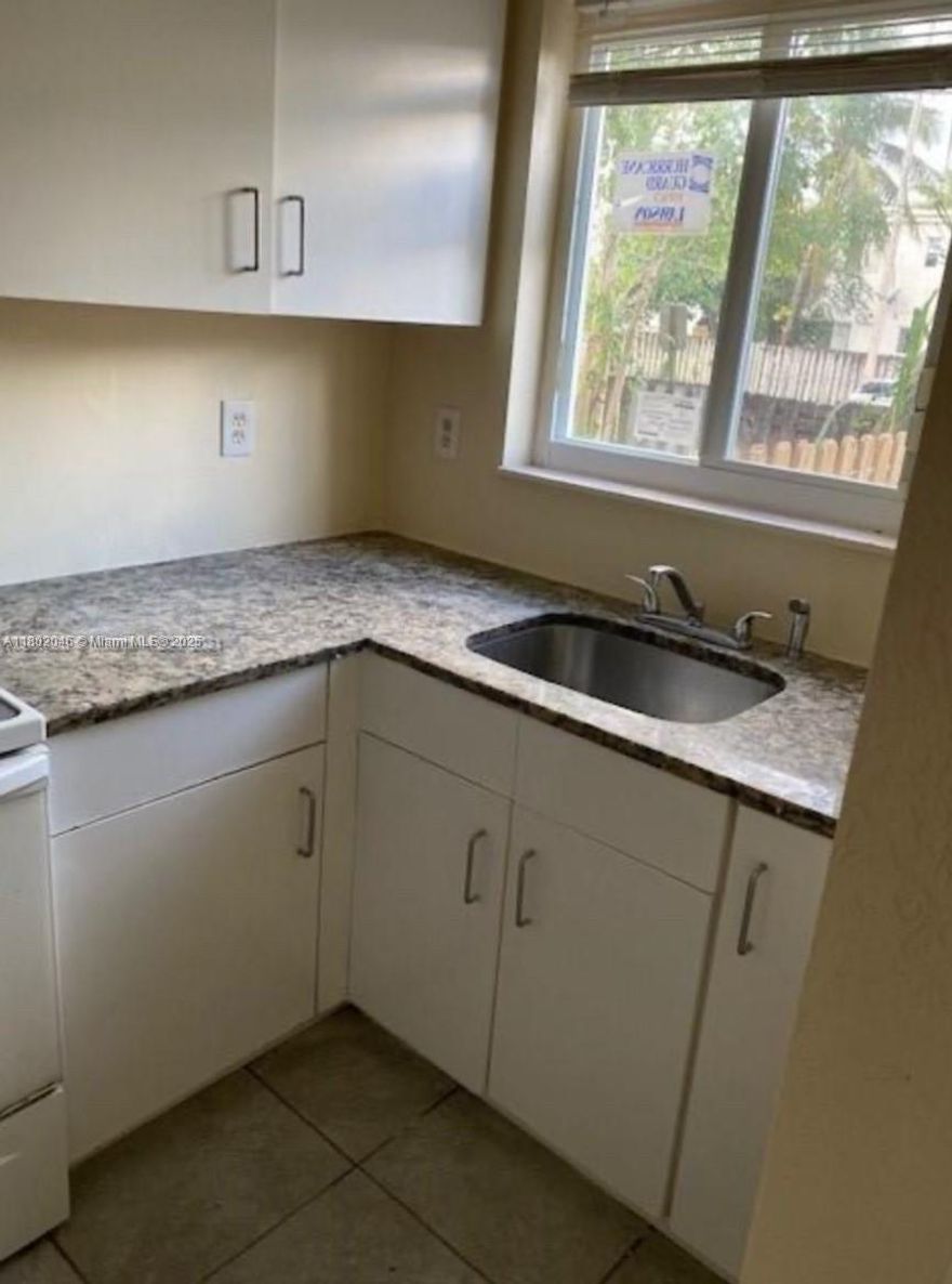 Town house 3/2, great opportunity ,Located with easy access to I-95, property has a patio on the back, washer and dryer inside unit, new A/C, easy to show on lock box