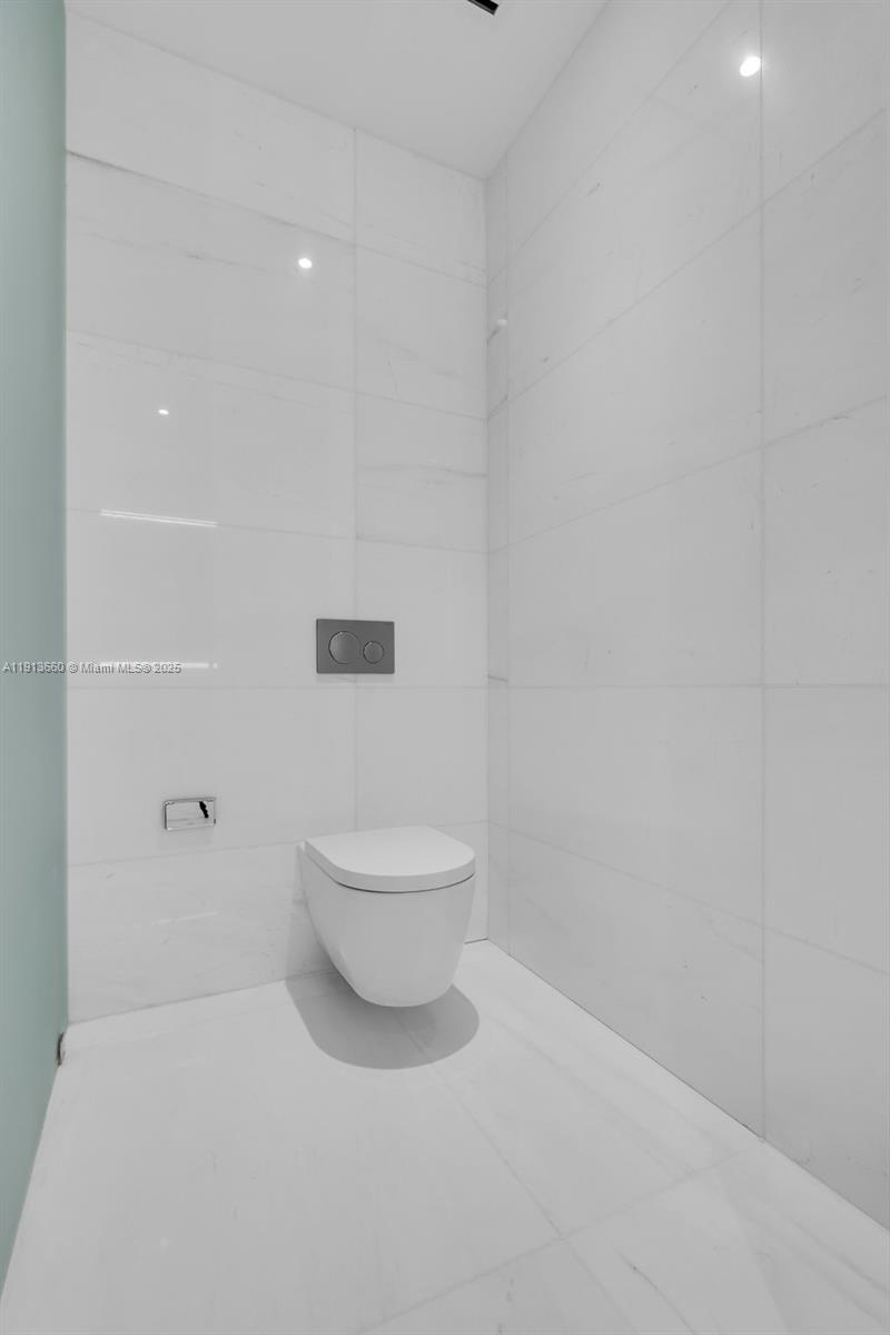 300 BISCAYNE BLVD WAY COND - Residential