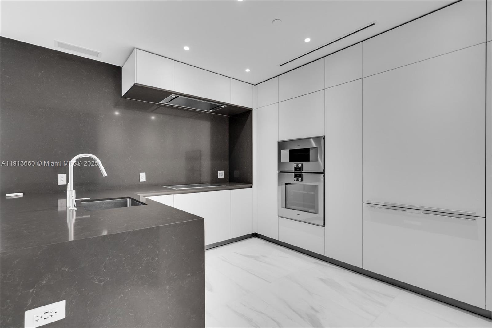 300 BISCAYNE BLVD WAY COND - Residential