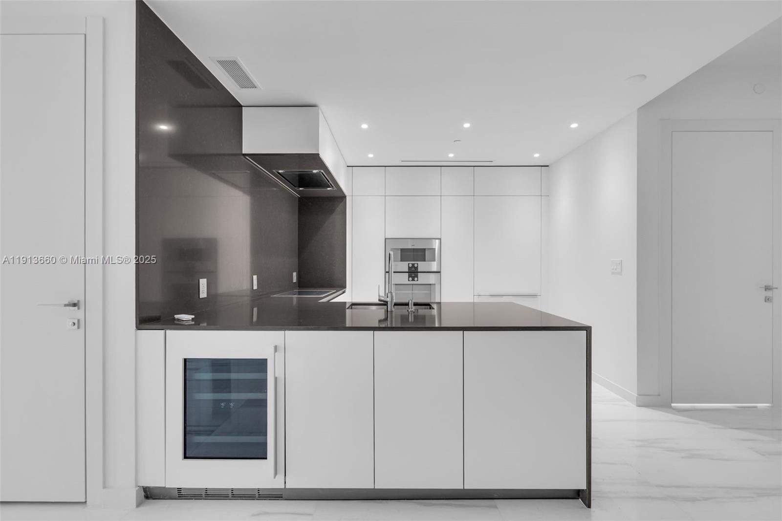 300 BISCAYNE BLVD WAY COND - Residential