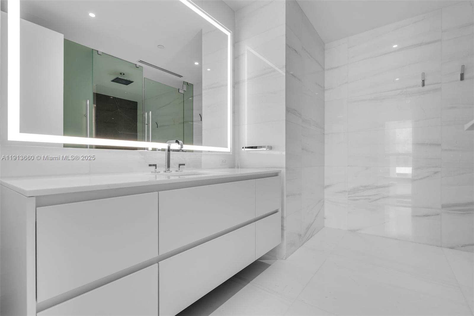 300 BISCAYNE BLVD WAY COND - Residential