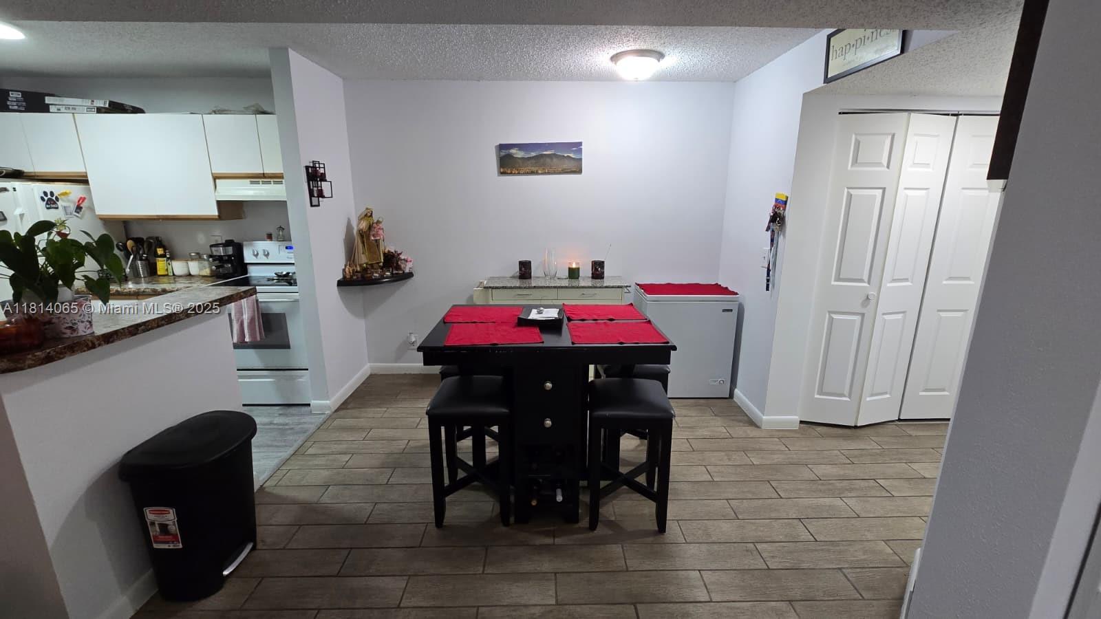 WINDWARD LAKES CONDO - Residential