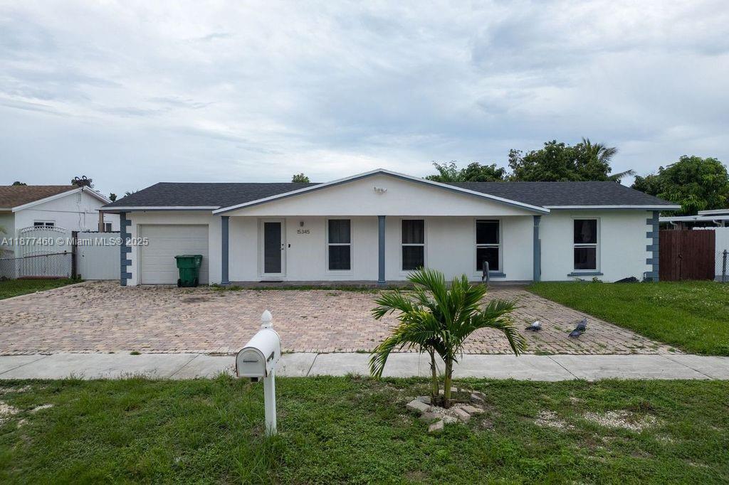 Comfortable and spacious 4-bedroom 2 bathroom house ready to move in. Very comfortable with a large interior garden for entertaining, a barbecue area with a pergola, plenty of parking, excellent location close to shopping centers, schools, and more. It has an efficiency unit not included in the rent.