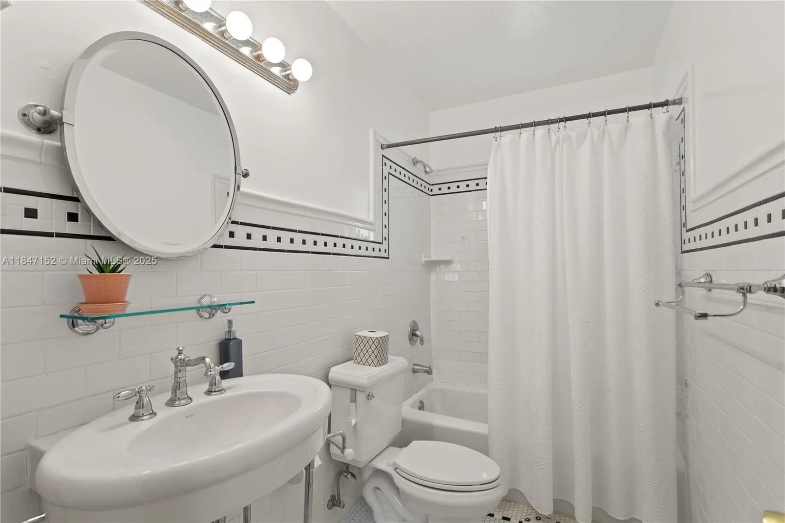 Coral Gables, Florida 33134, United States, 3 Bedrooms Bedrooms, ,3 BathroomsBathrooms,Residential,Active,178622