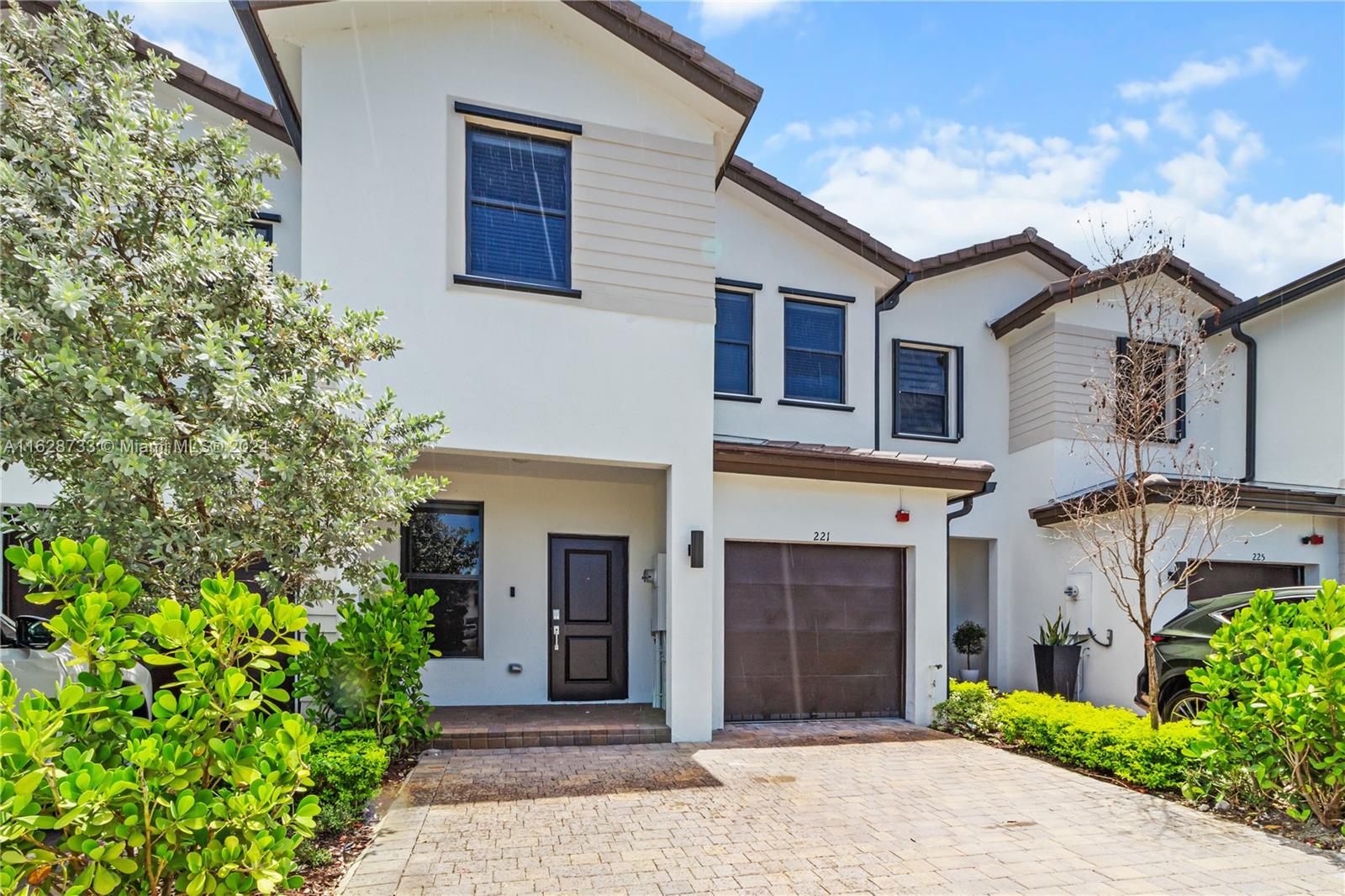 View Pembroke Pines, FL 33027 townhome
