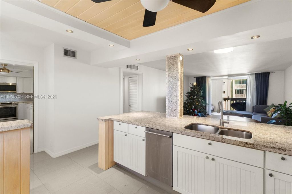 Photo of 301 NE 14th Ave #601, Hallandale Beach, FL 33009 (MLS # A11965709)