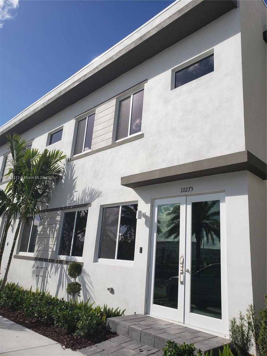 EXCLUSIVE CONDOMINIUM IN LANDMARK AT DORAL, ALL APPLIANCES WITH 1 YEAR OF FACTORY GUARANTEE, CERAMIC FLOORS, 3 ASSIGNED PARKING SPACE, POOL, TENNIS COURT, YOGA ROOM, SMALL WATER PARK FOR KIDS. EASY TO SHOW.