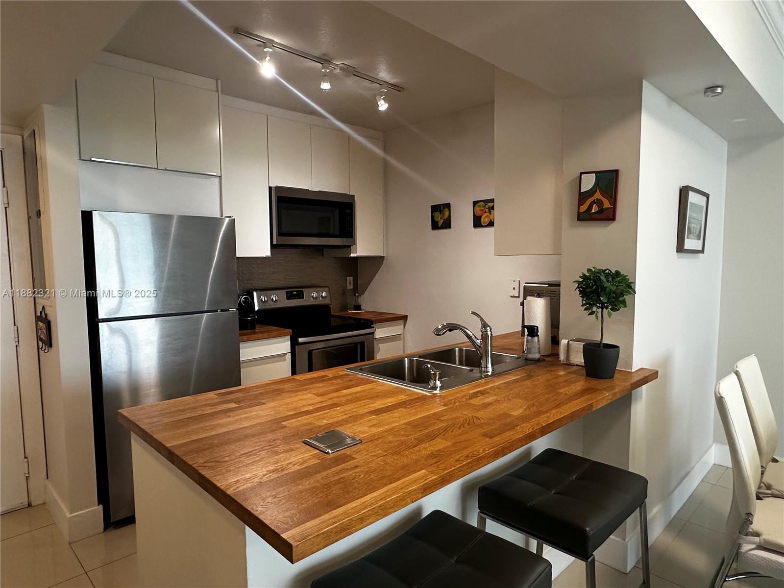 DA VINCI ON DOUGLAS CONDO - Residential Lease