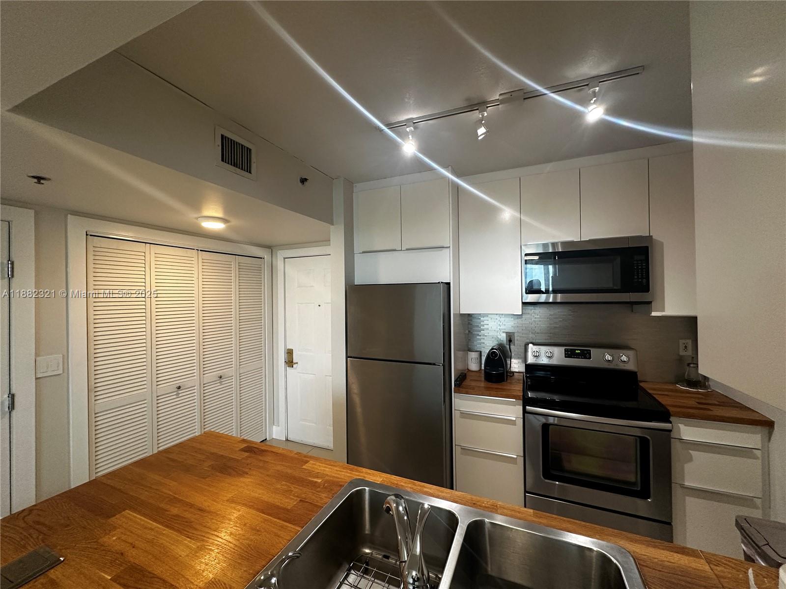 DA VINCI ON DOUGLAS CONDO - Residential Lease