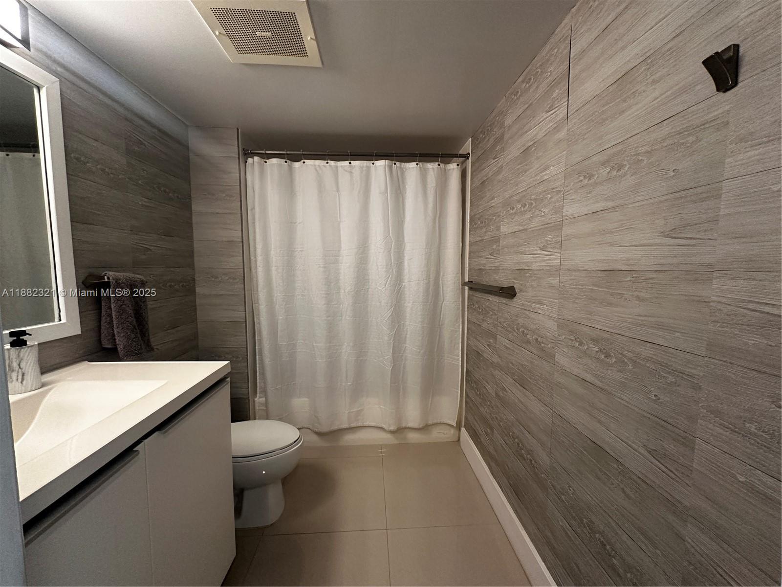 DA VINCI ON DOUGLAS CONDO - Residential Lease