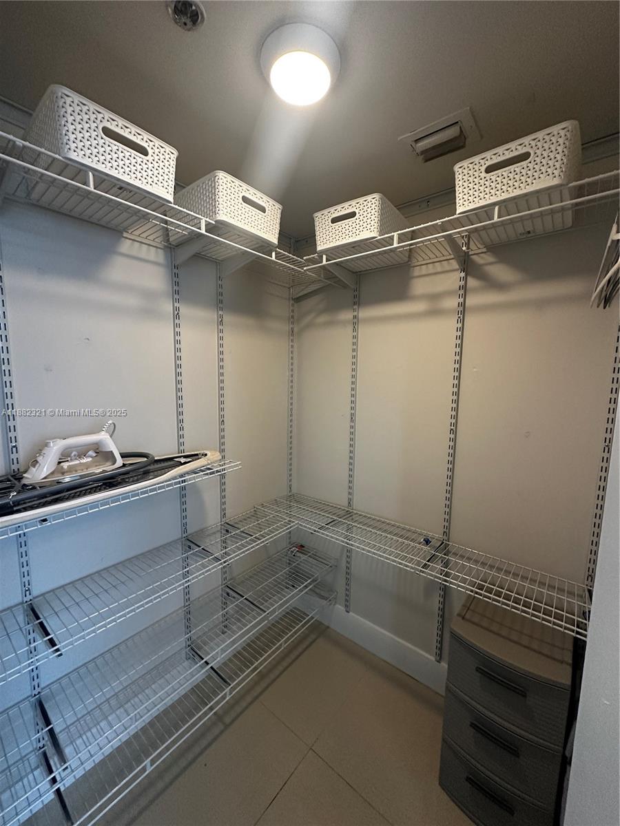DA VINCI ON DOUGLAS CONDO - Residential Lease