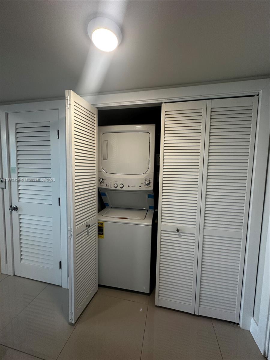 DA VINCI ON DOUGLAS CONDO - Residential Lease