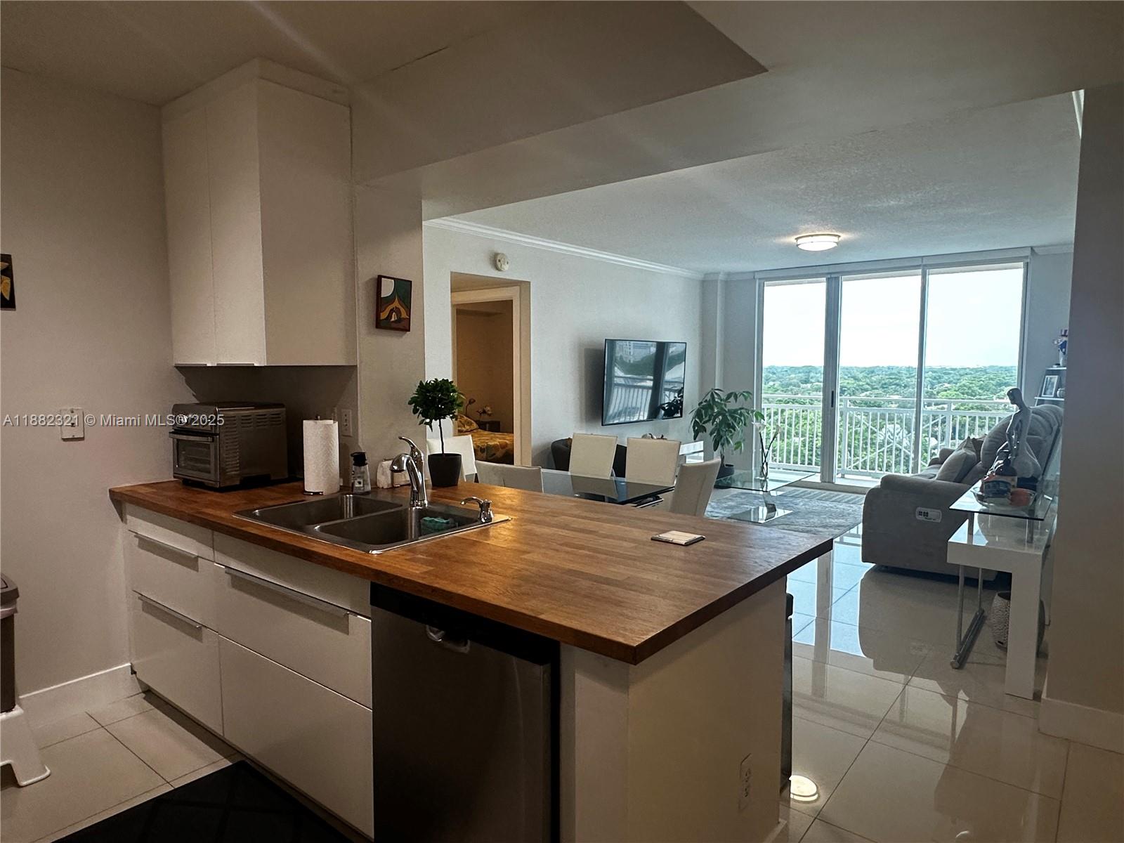 DA VINCI ON DOUGLAS CONDO - Residential Lease
