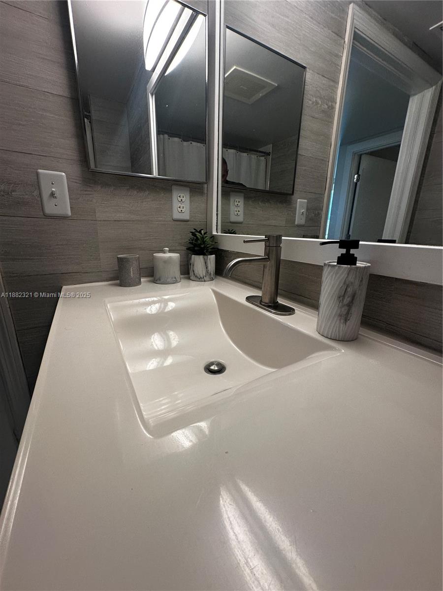 DA VINCI ON DOUGLAS CONDO - Residential Lease