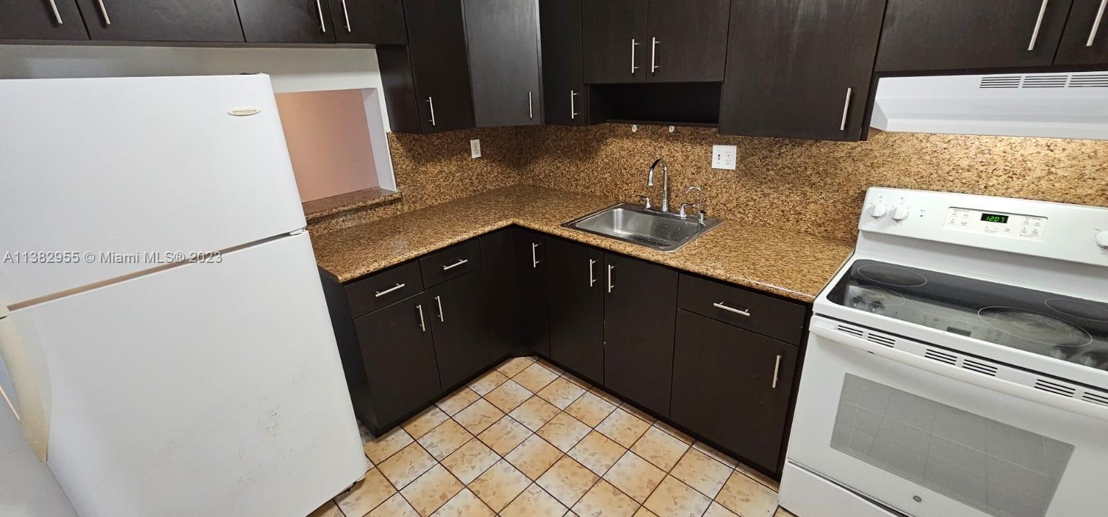 LOVELY UNIT LOCATED ON 3rd FLOOR VERY SPACIOUS 2 BEDROOM WITH AND 2 BATHROOM WITH A WALKING CLOSETS IN VERSAILLES GARDEN. AMENITIES: TENNIS, POOL AND SPA. CONVENIENTLY LOCATED CLOSE TO SHOPPING, DINING, SCHOOLS, MAJOR ROADS AND HIGHWAYS. ASSOCIATION REQUIRES A MINIMUM OF 625 CREDIT SCORE PER APPLICANT. NO DOGS ALLOWED, PER ASSOCIATION. Tenant pays refundable $150 SD w/association (common area).