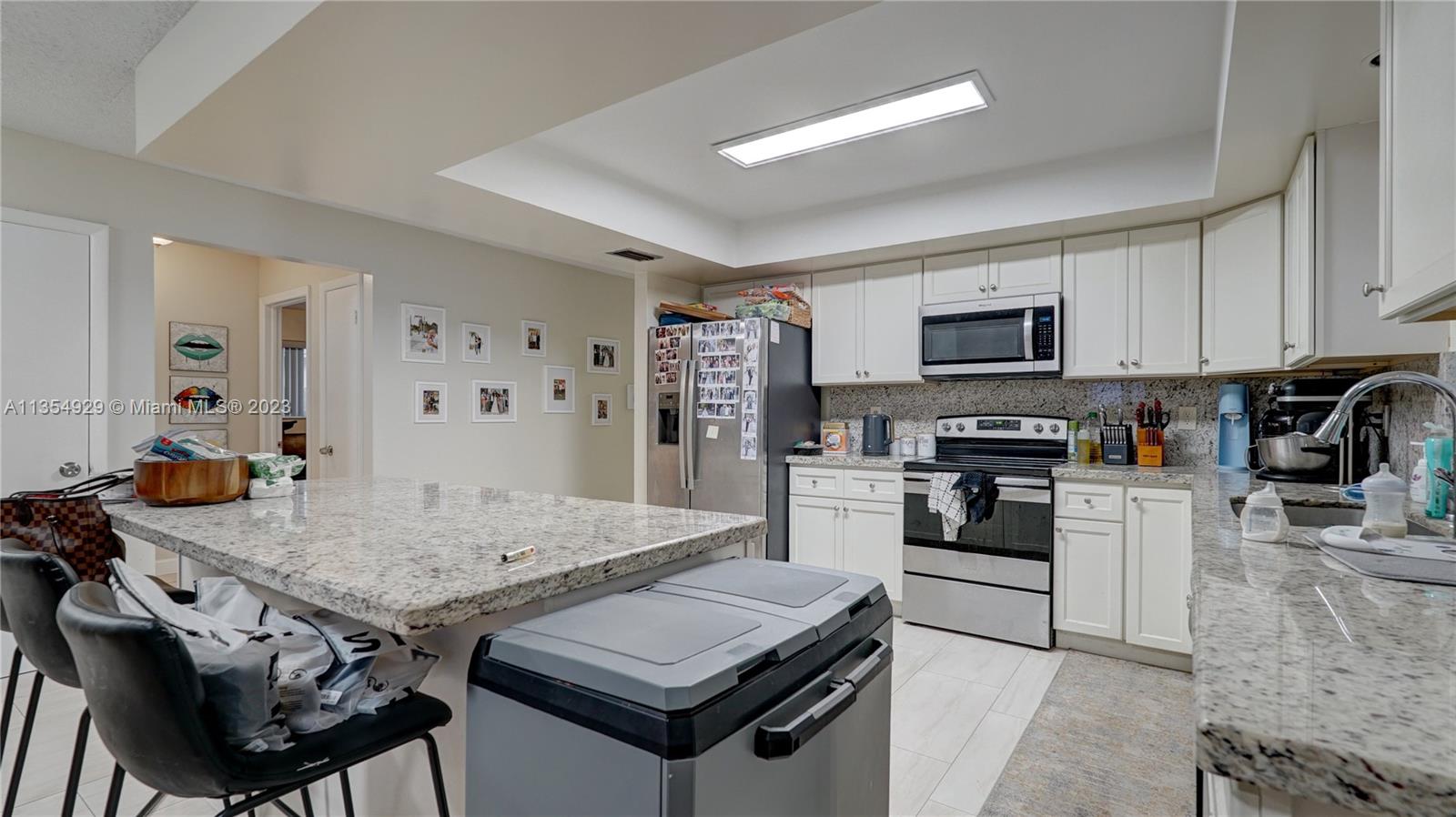 HOLLYWOOD LITTLE RANCHES - Residential Lease